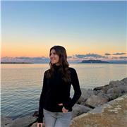 Studentessa liceo scientifico impartisce lezioni a ragazzi delle medie e biennio liceo di matematica e fisica